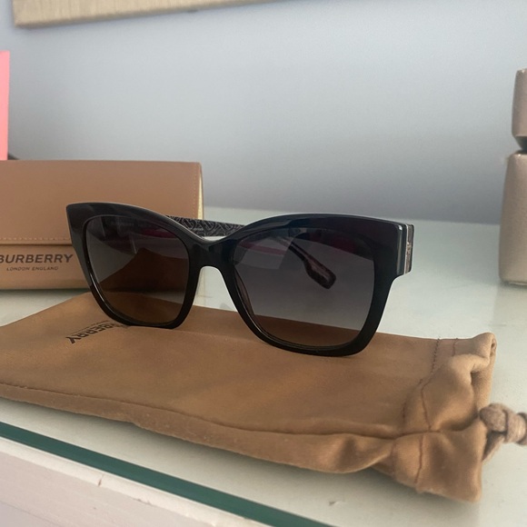 Polarized Burberry Black Sunglasses - Picture 2 of 7